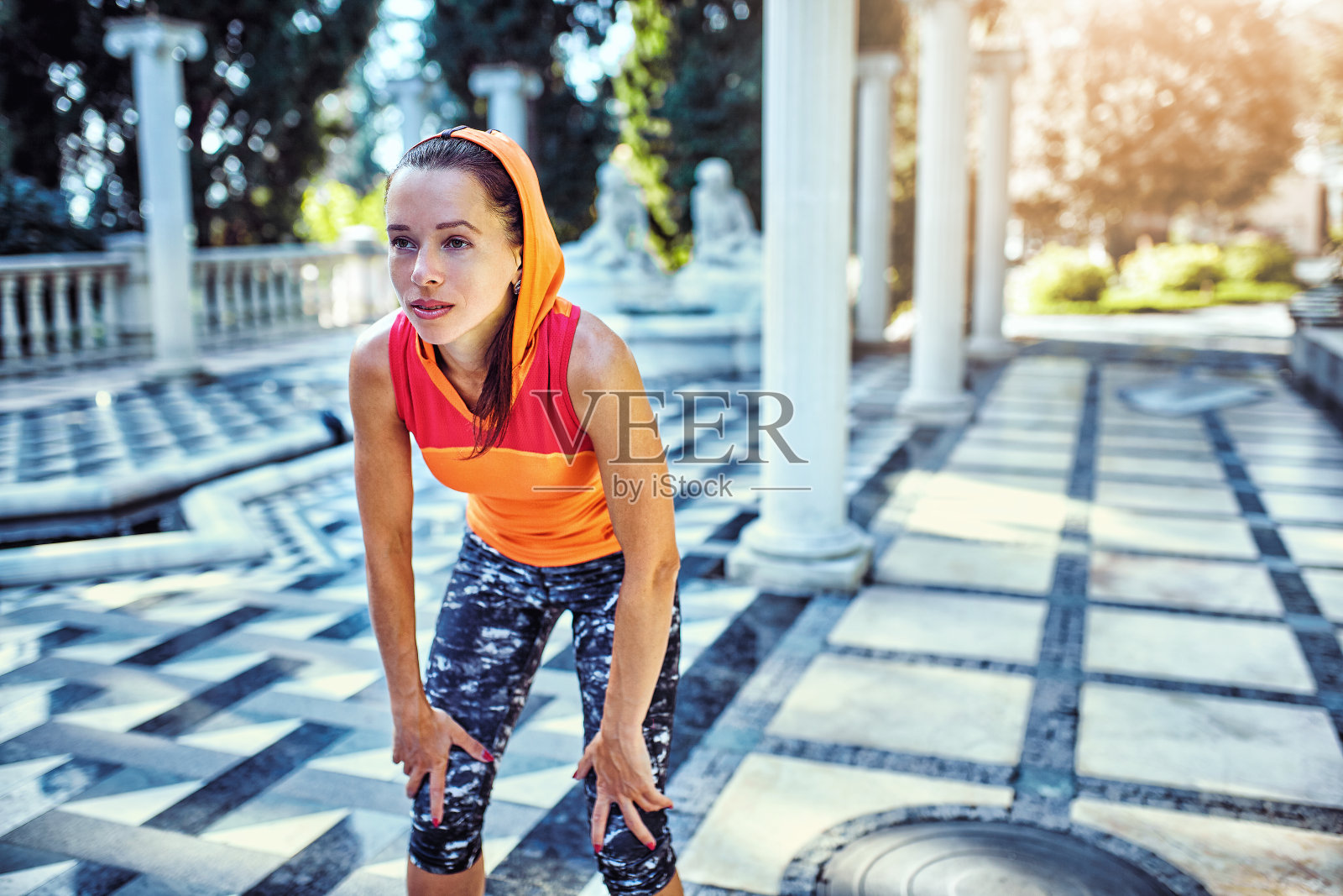 早上在公园里跑来跑去的女人照片摄影图片