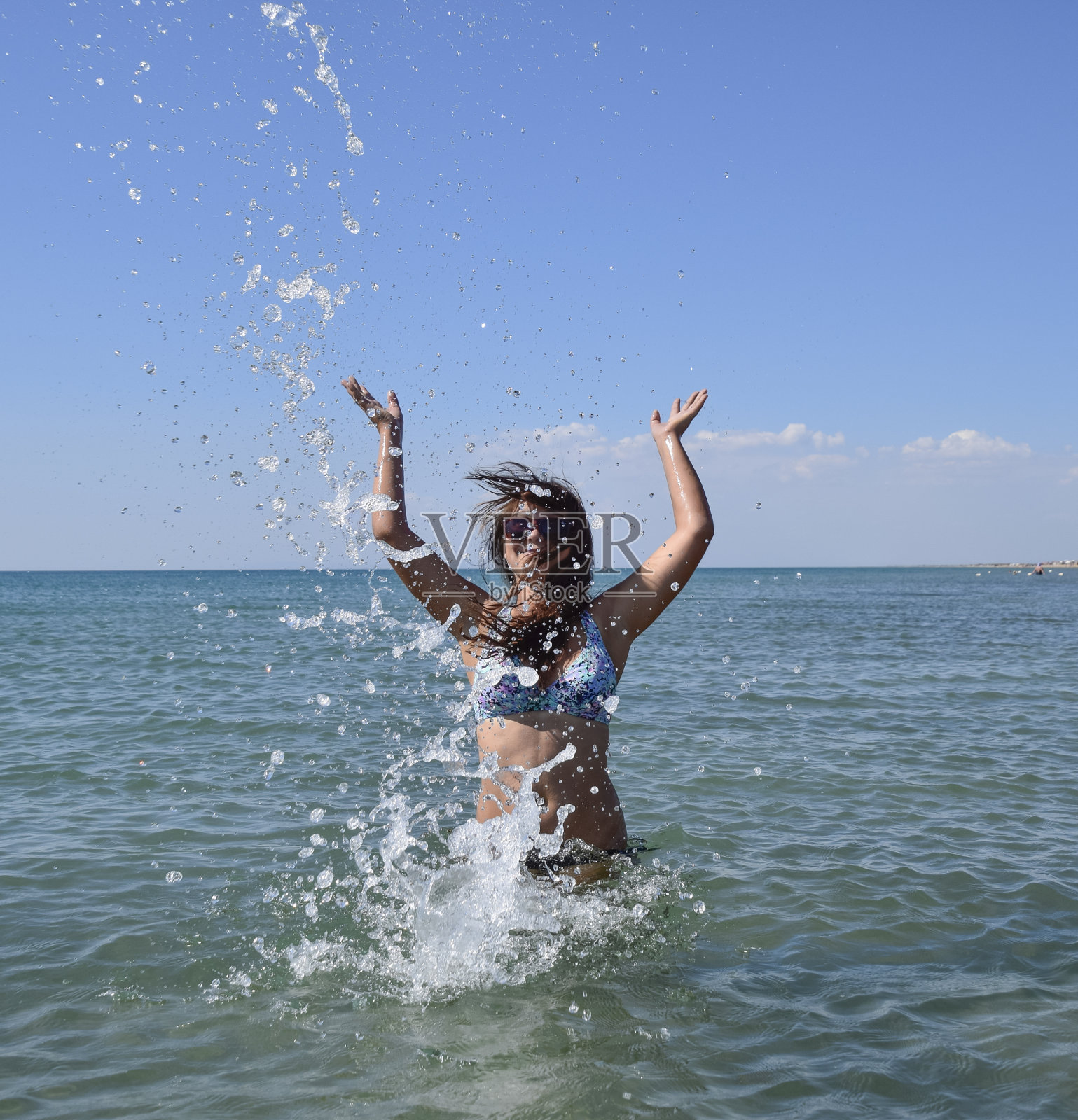 她洒在海水里照片摄影图片