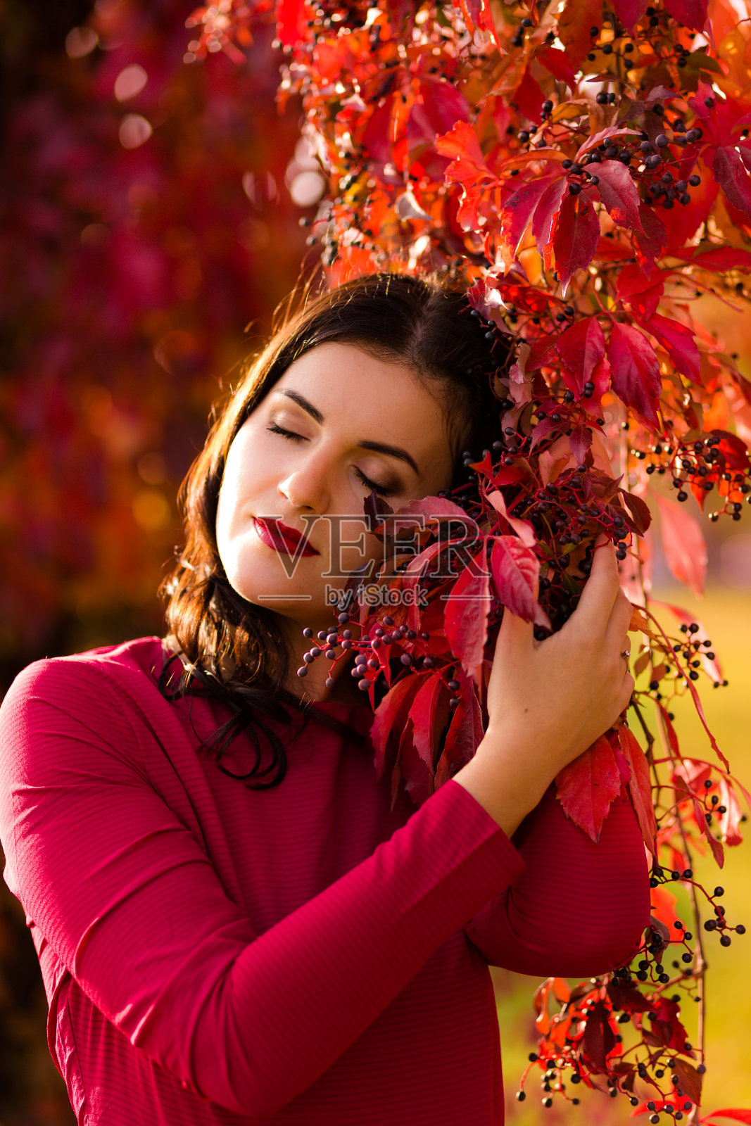 美丽的女人在秋天的公园照片摄影图片