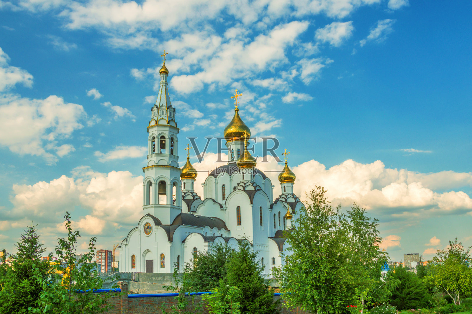 蓝天映衬下美丽的东正教教堂照片摄影图片
