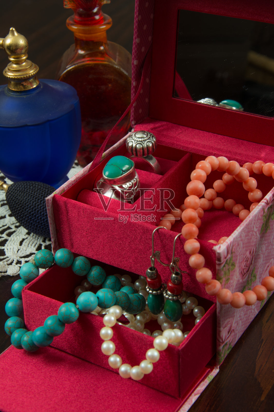 有项链、耳环、手镯、戒指和香水瓶的Ewels盒子照片摄影图片
