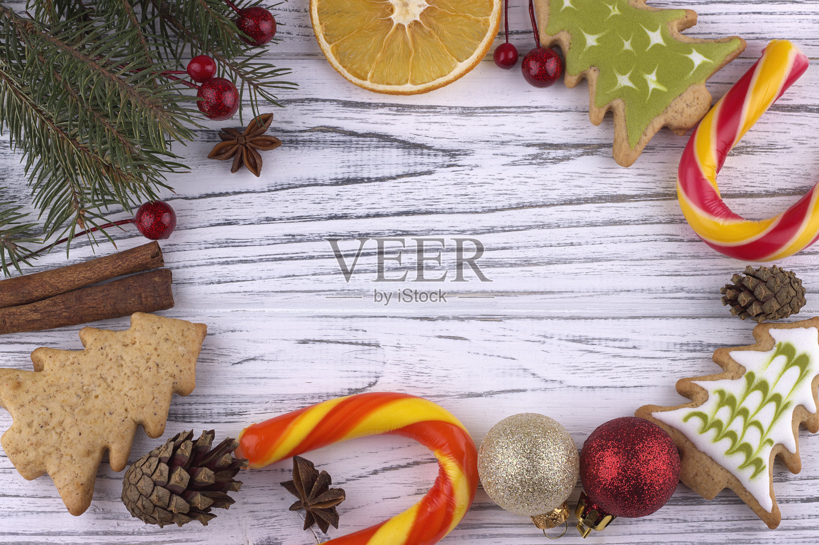 圣诞,圣诞,新年假日背景与干橘子饼干,八角,桂皮,松果,天然冷杉树枝,蜡烛手杖照片摄影图片