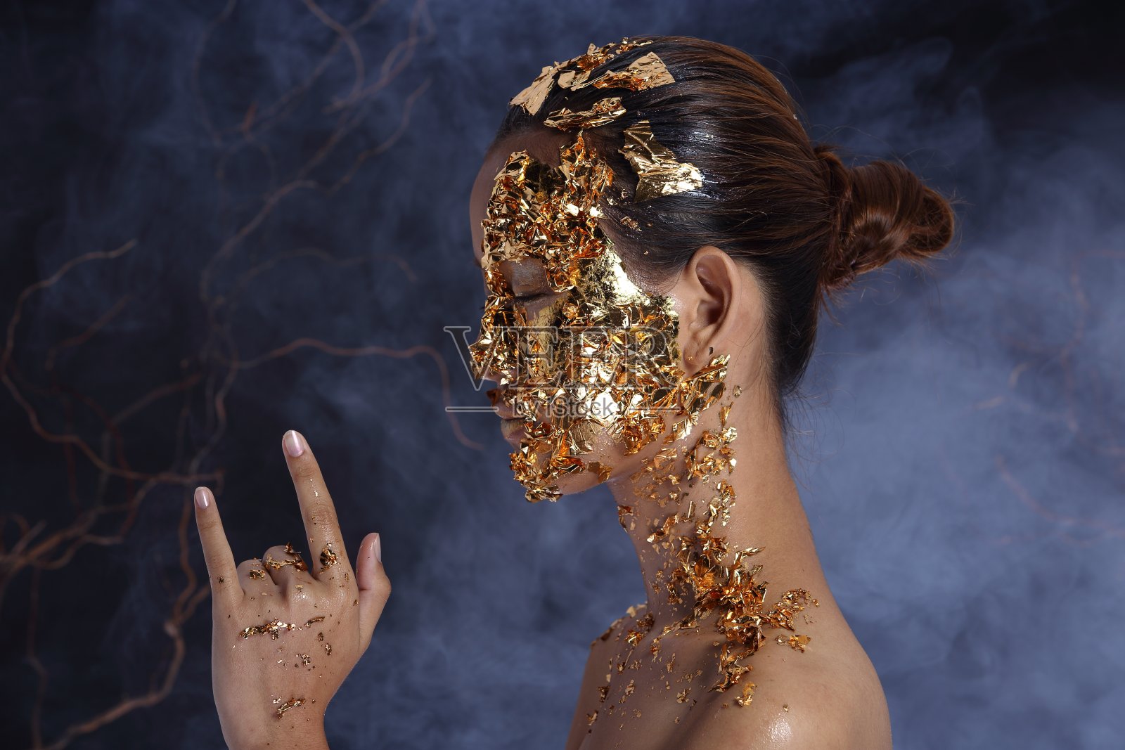 亚洲女性的高时尚风格,黑色神秘的外观照片摄影图片