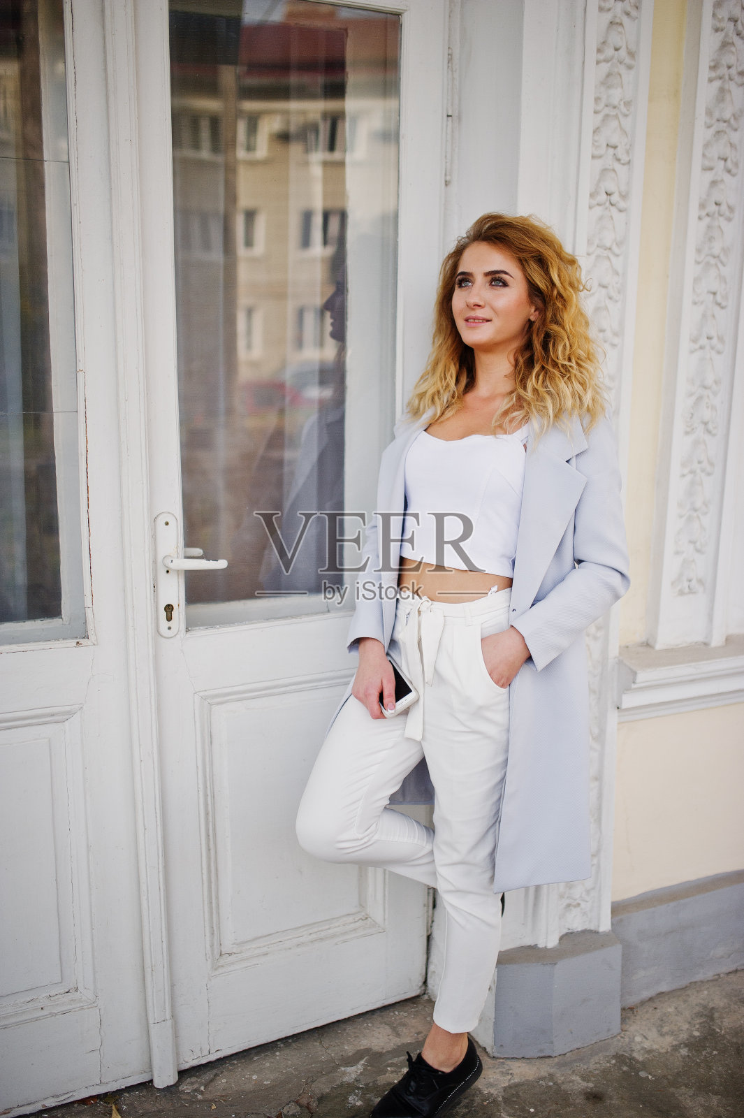 时髦的卷发金发模特穿着白色衣服照片摄影图片