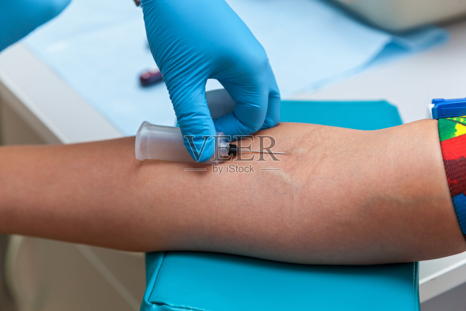 医生从手臂的静脉中抽血照片摄影图片