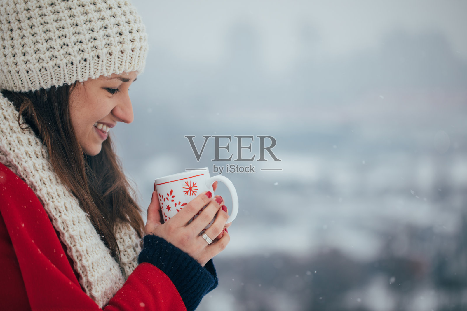 在冬天喝热饮照片摄影图片