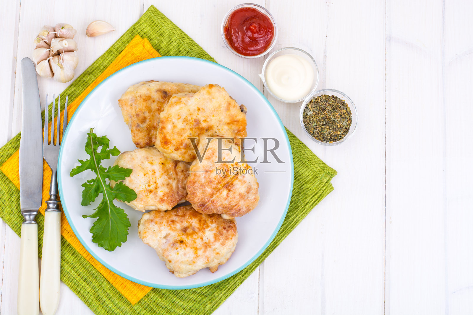 鸡块配番茄酱和蛋黄酱照片摄影图片