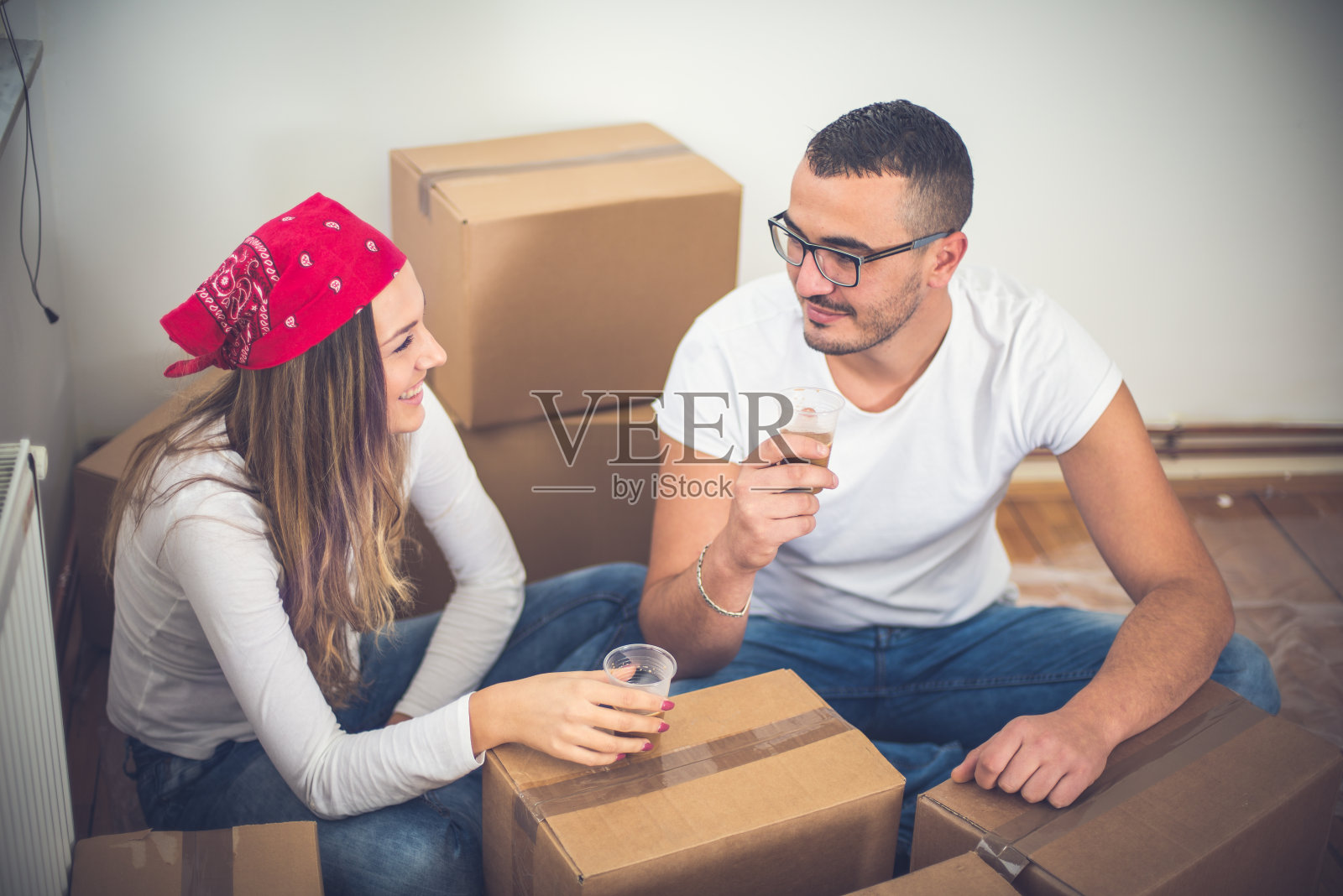 让我们的新家充满乐趣。照片摄影图片