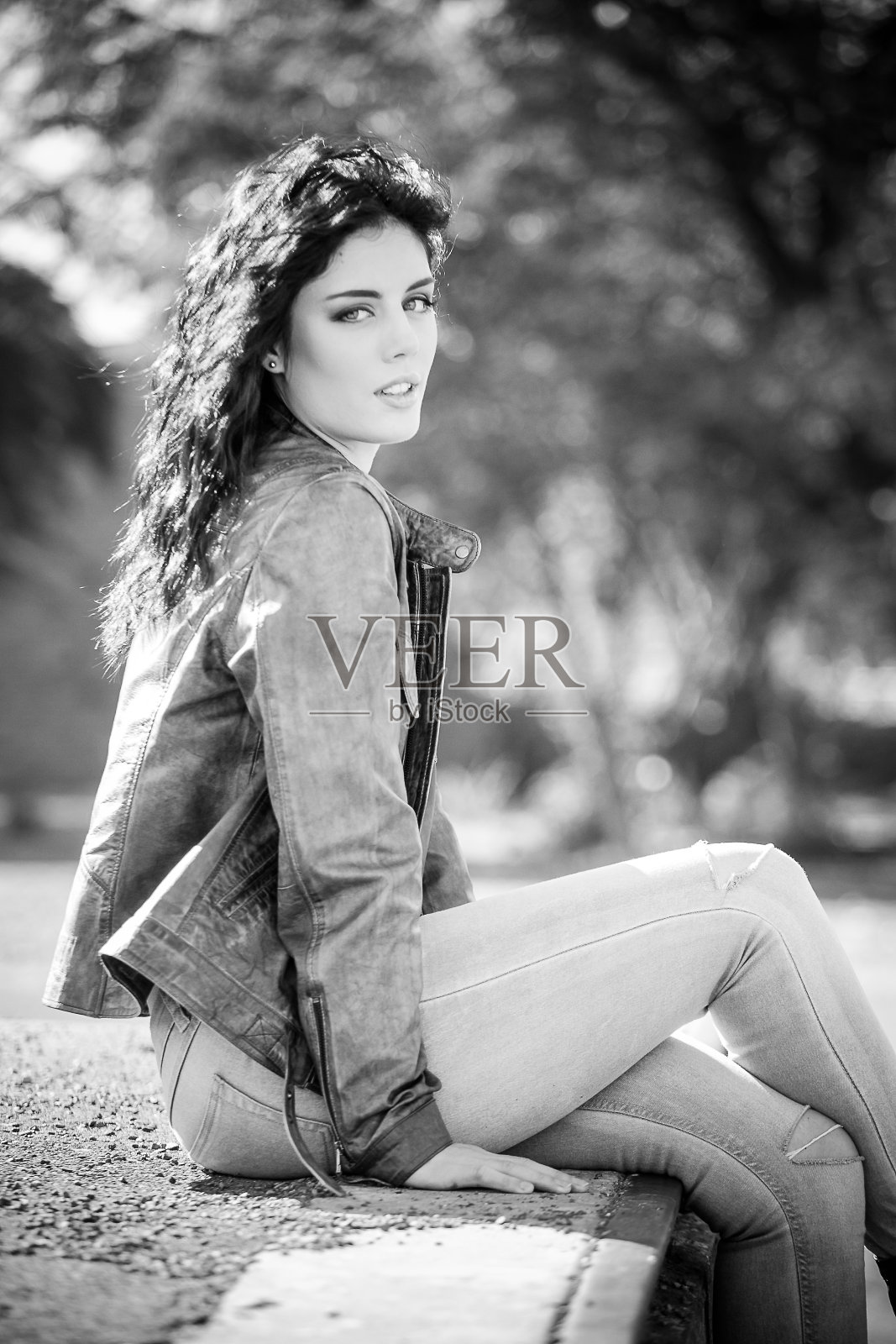 黑发模特在工业环境中摆姿势照片摄影图片