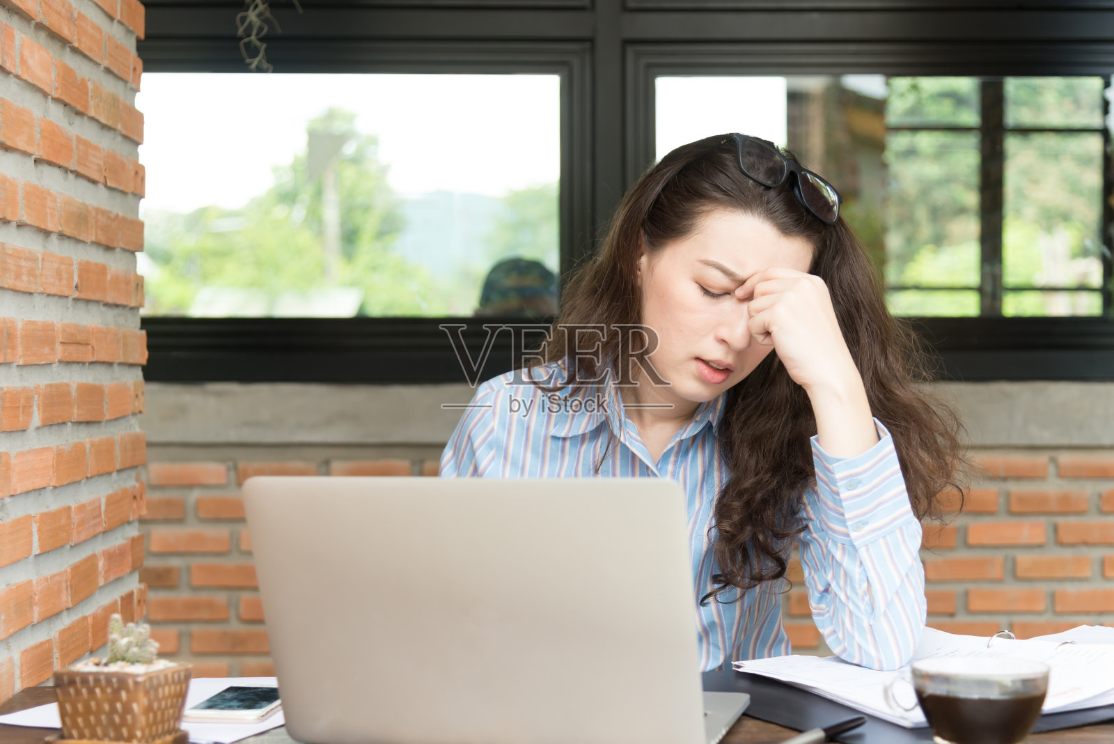 一个不开心的年轻女人在用她的智能手机。年轻的企业网络营销理念照片摄影图片