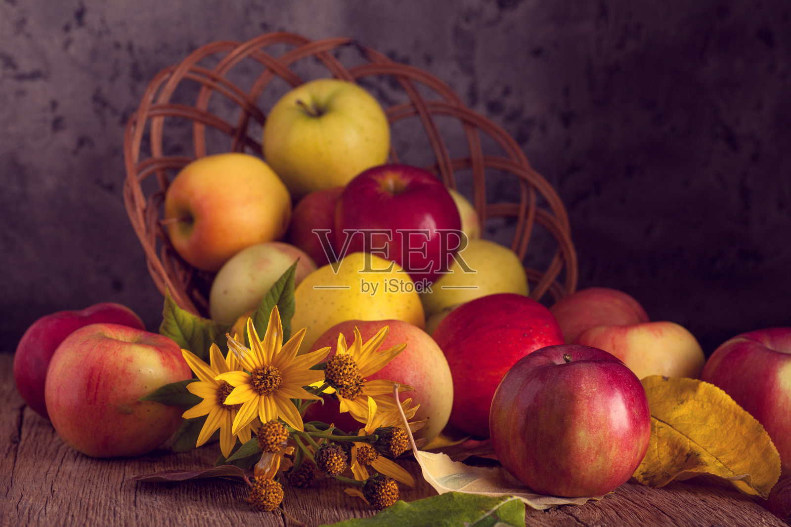 苹果在篮子里照片摄影图片