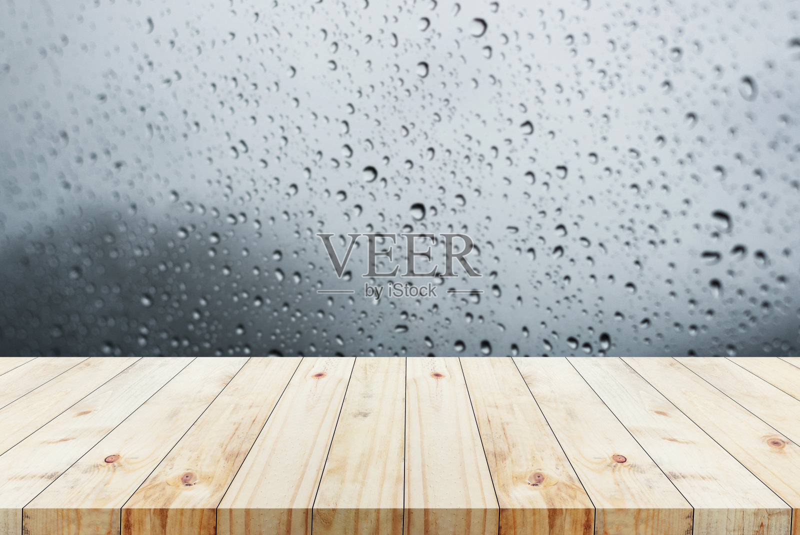 木质桌子上模糊的雨滴背景用于展示产品照片摄影图片