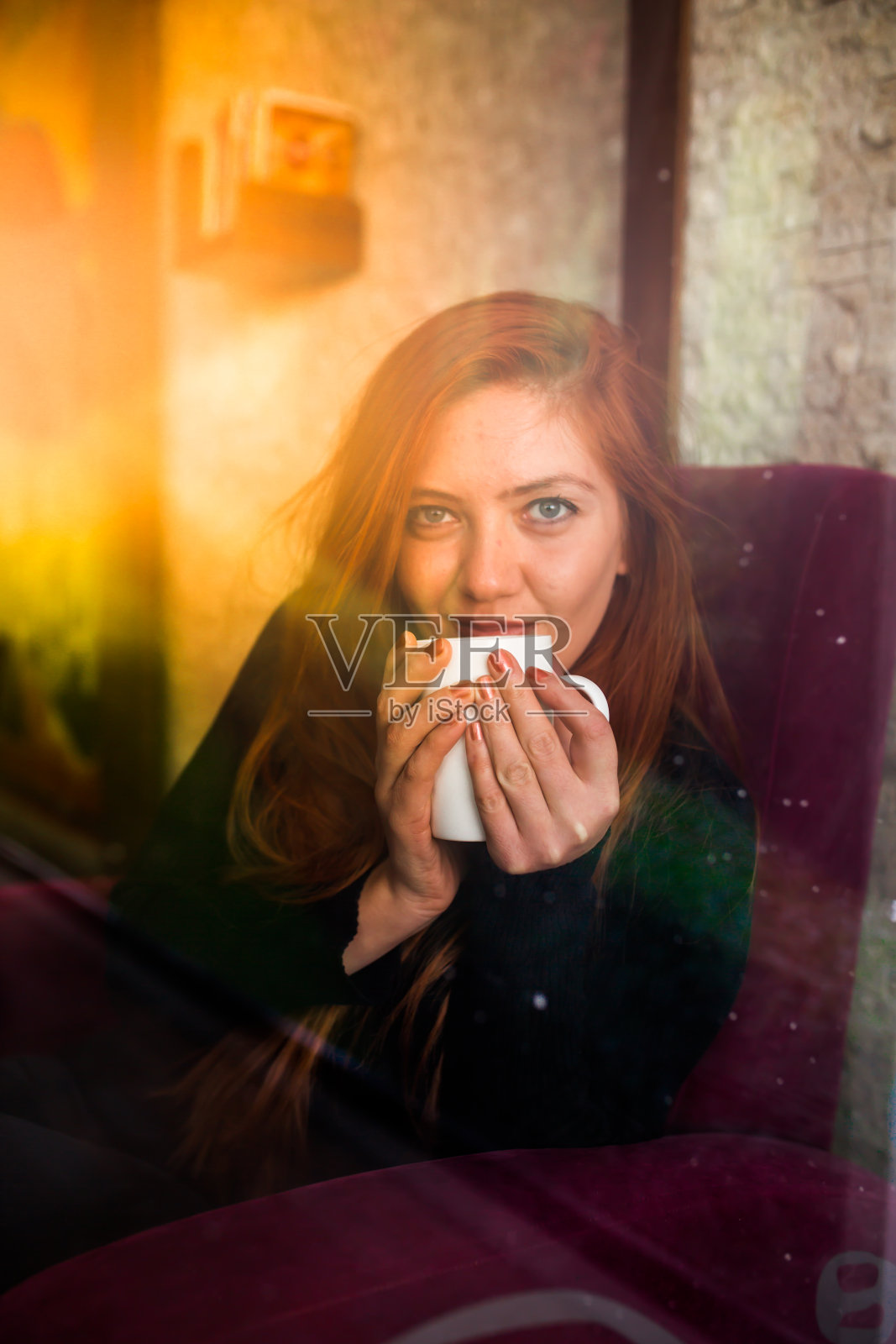 坐在头上的金发美女照片摄影图片