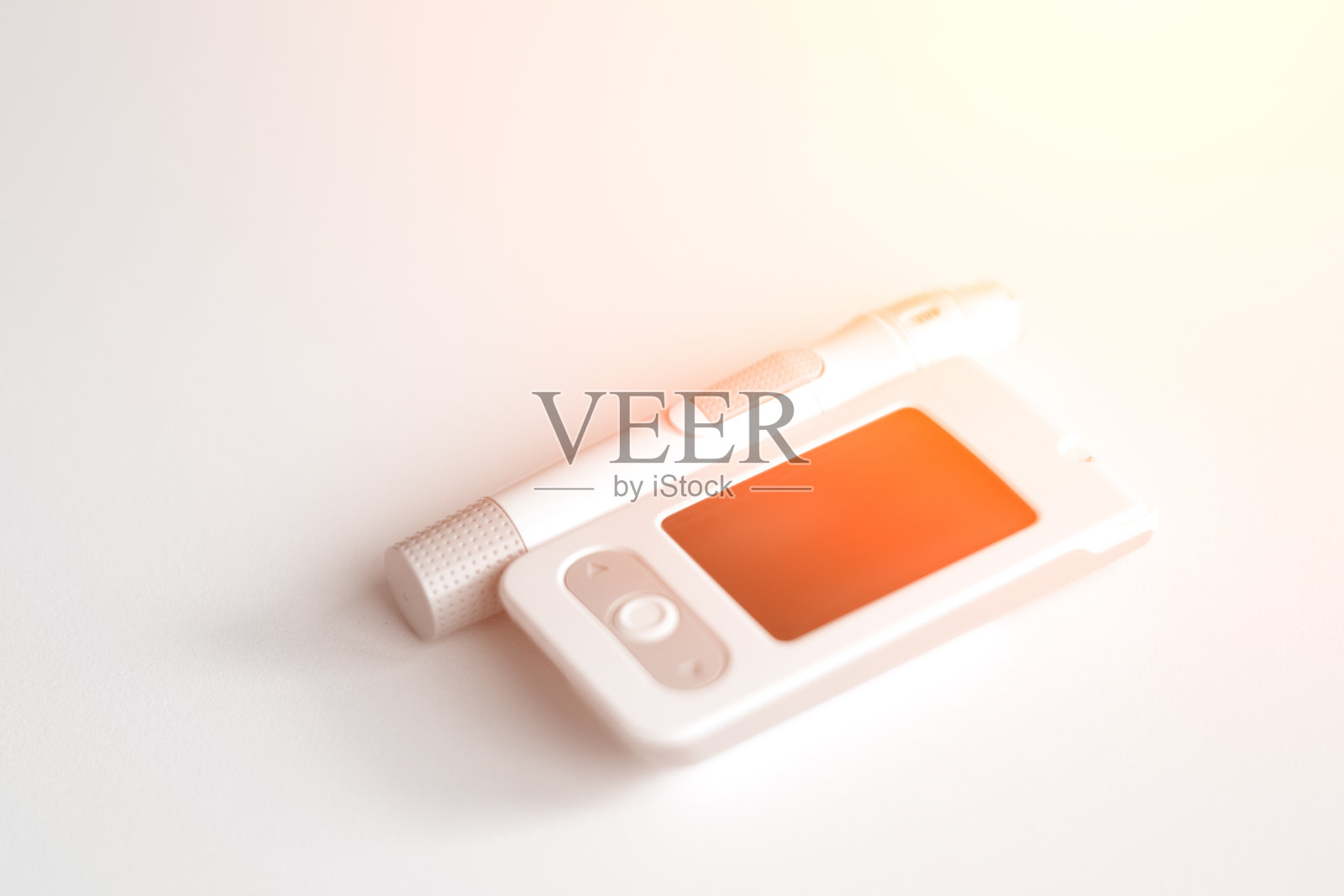 医学、糖尿病、血糖、保健和人的概念-血糖仪和柳叶刀诊断葡萄糖设备照片摄影图片