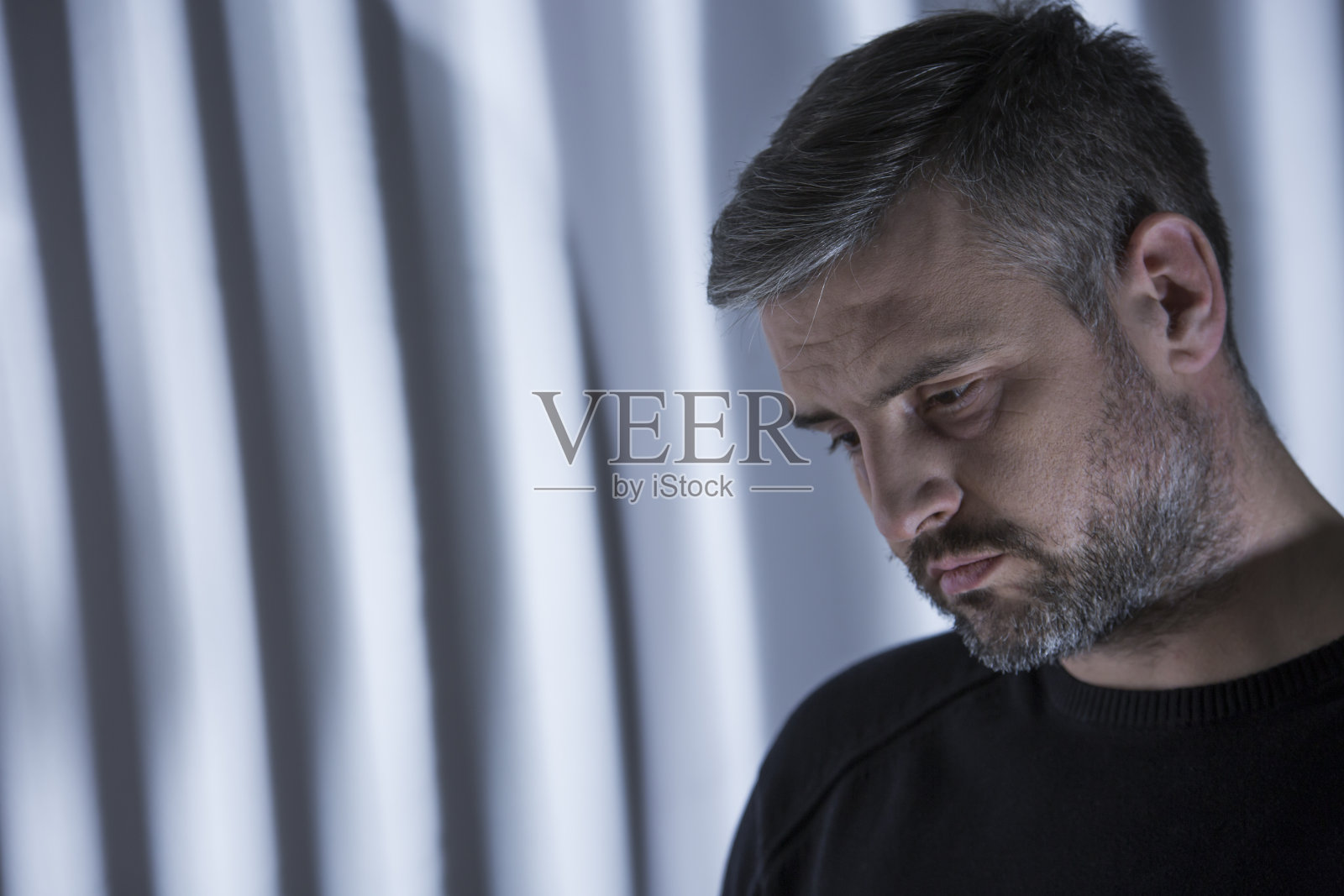 患有秋季抑郁症的男人照片摄影图片