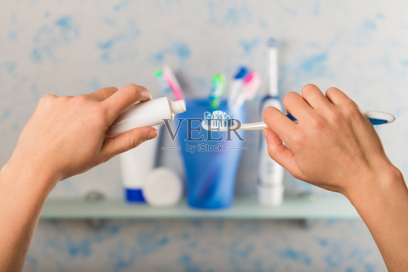 手动牙刷和手上的牙膏管,特写照片摄影图片