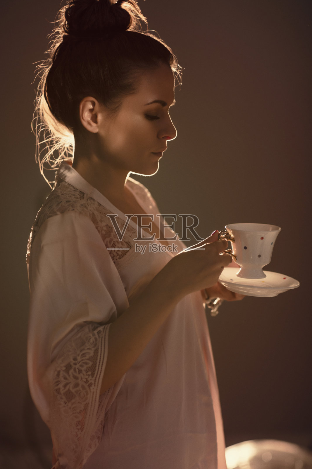 美丽的年轻女性喝咖啡或茶自然的生活方式照片摄影图片