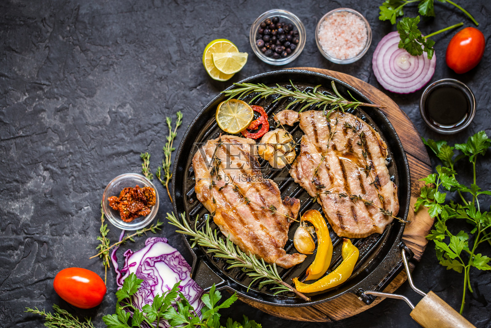 牛排烤肉配香草和香料照片摄影图片