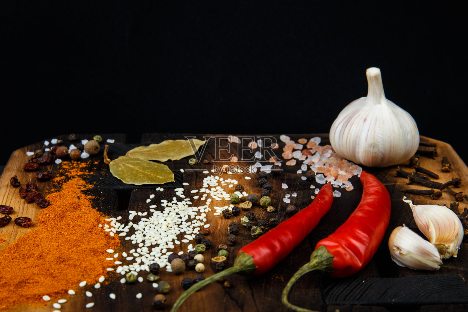 用砧板、香料和辣椒在木制背景上构图照片摄影图片