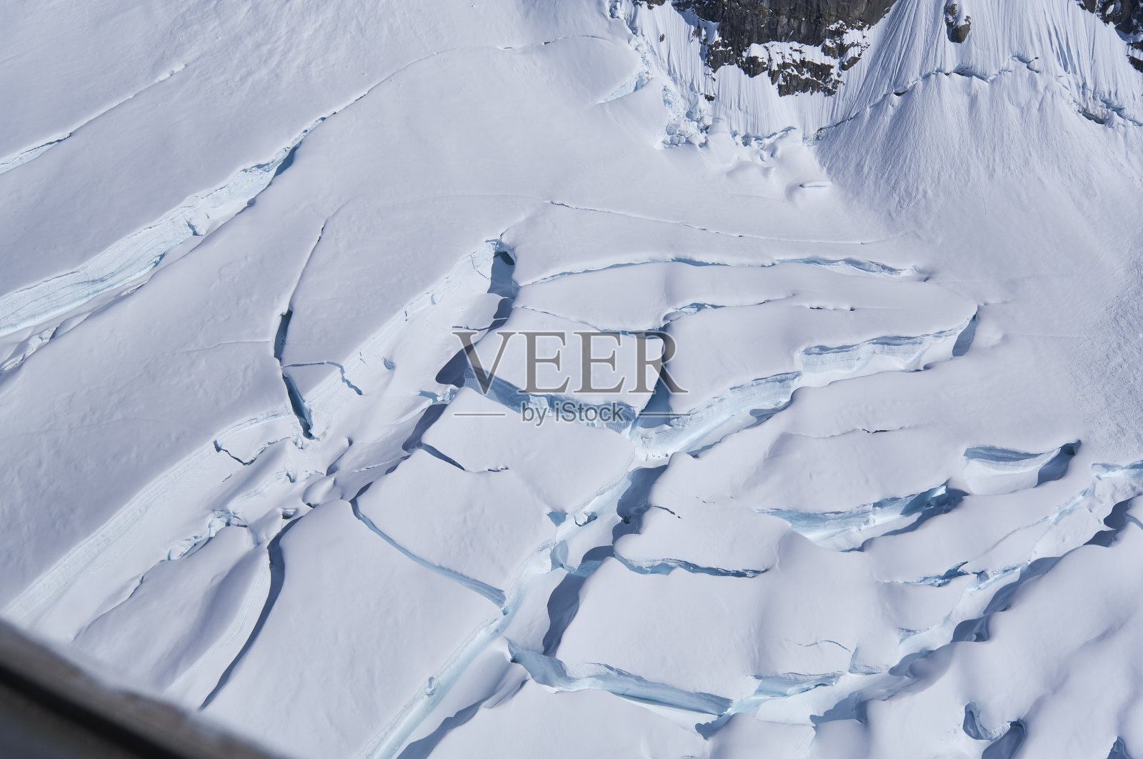 飞机窗外的阿拉斯加冰川。照片摄影图片