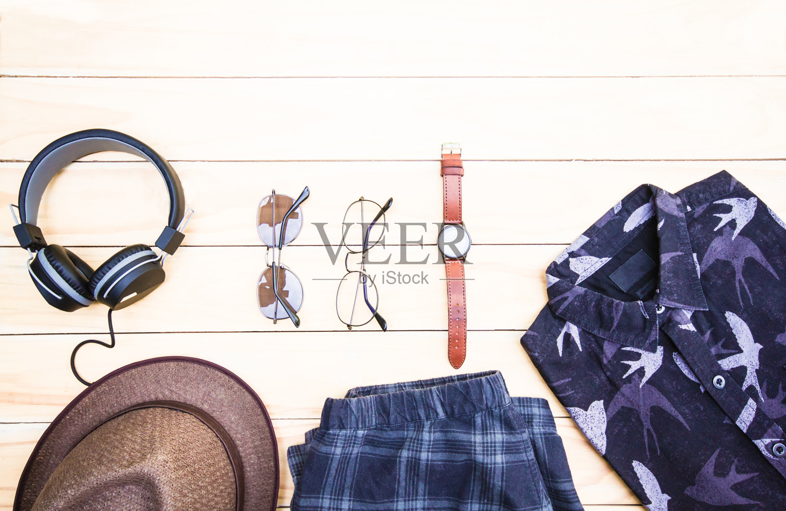 木质背景上的休闲服装和配饰顶部视图照片摄影图片