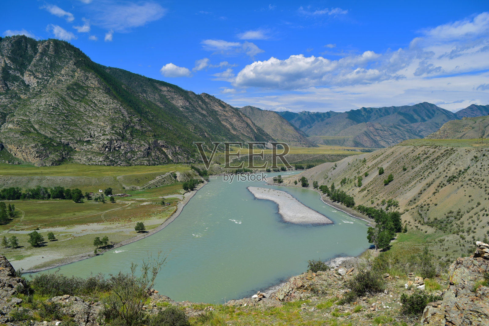 卡顿河流经阿尔泰山。蓝天白云的背景。俄罗斯西伯利亚阿勒泰地区照片摄影图片