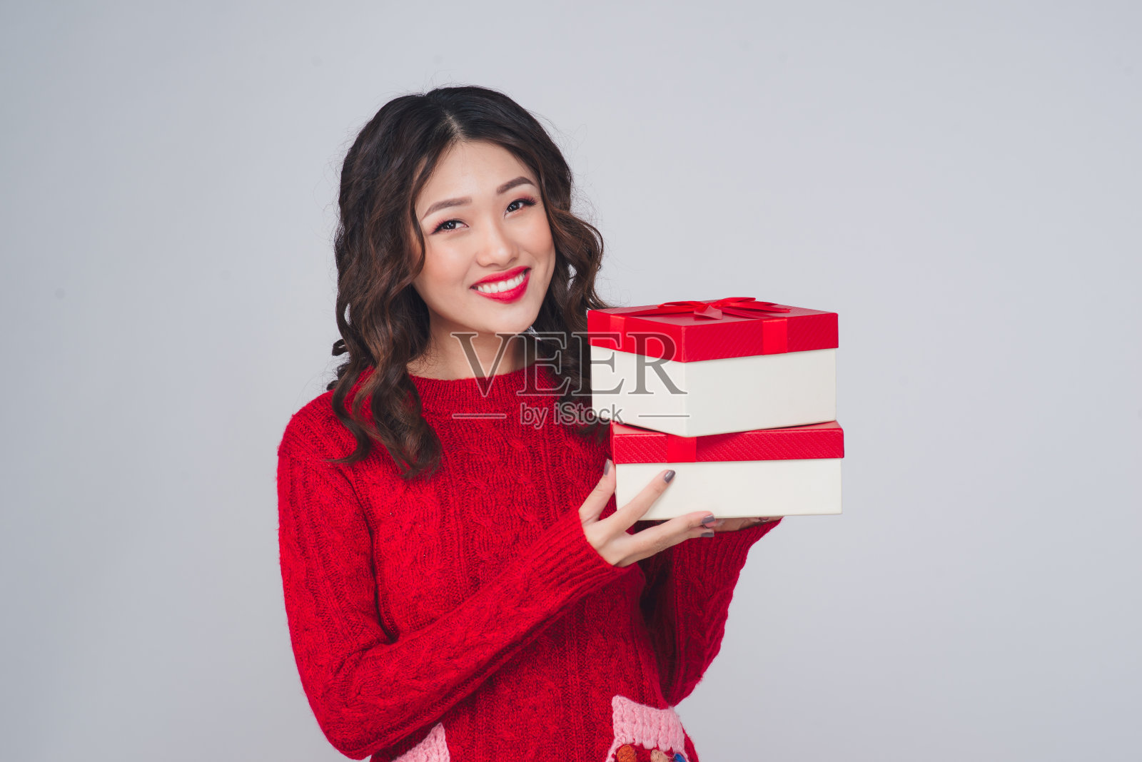 美丽的亚洲女人肖像持有圣诞风格的礼物照片摄影图片