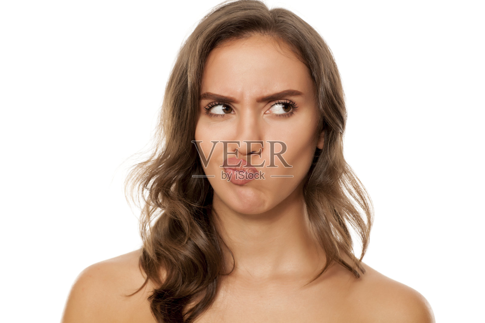 肖像美丽的年轻愁眉苦脸的女人在白色的背景照片摄影图片