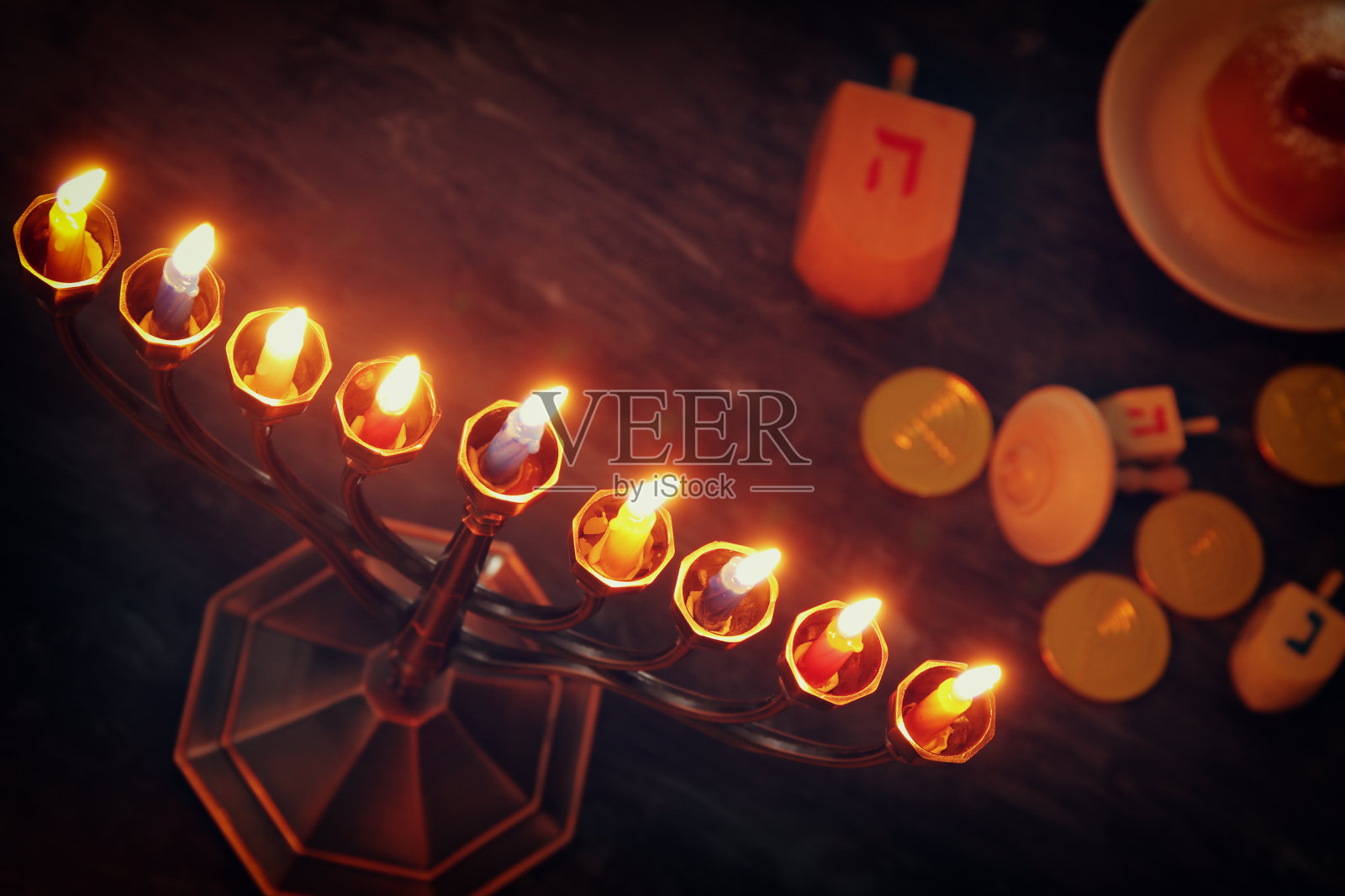 犹太节日光明节的背景,传统的旋转顶部,烛台(传统的烛台)和燃烧的蜡烛照片摄影图片