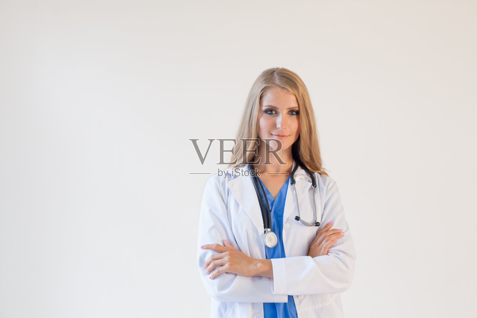 女医生带听诊器在医院做护士照片摄影图片