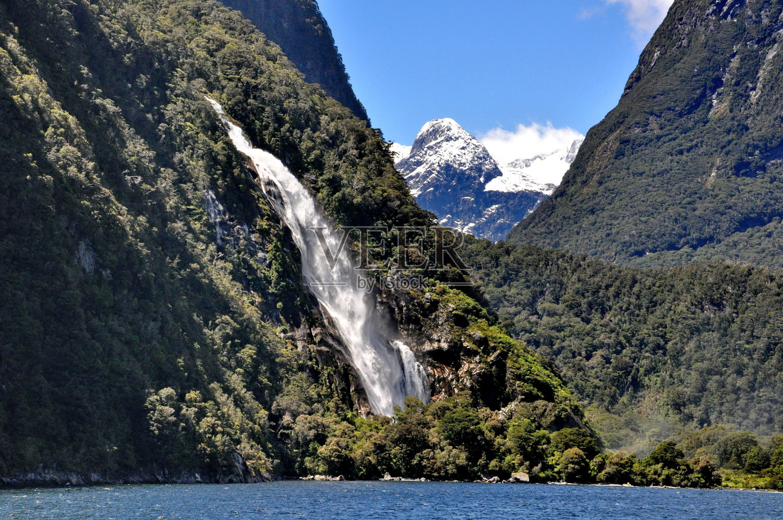 新西兰峡湾米尔福德湾的鲍恩瀑布夫人。照片摄影图片
