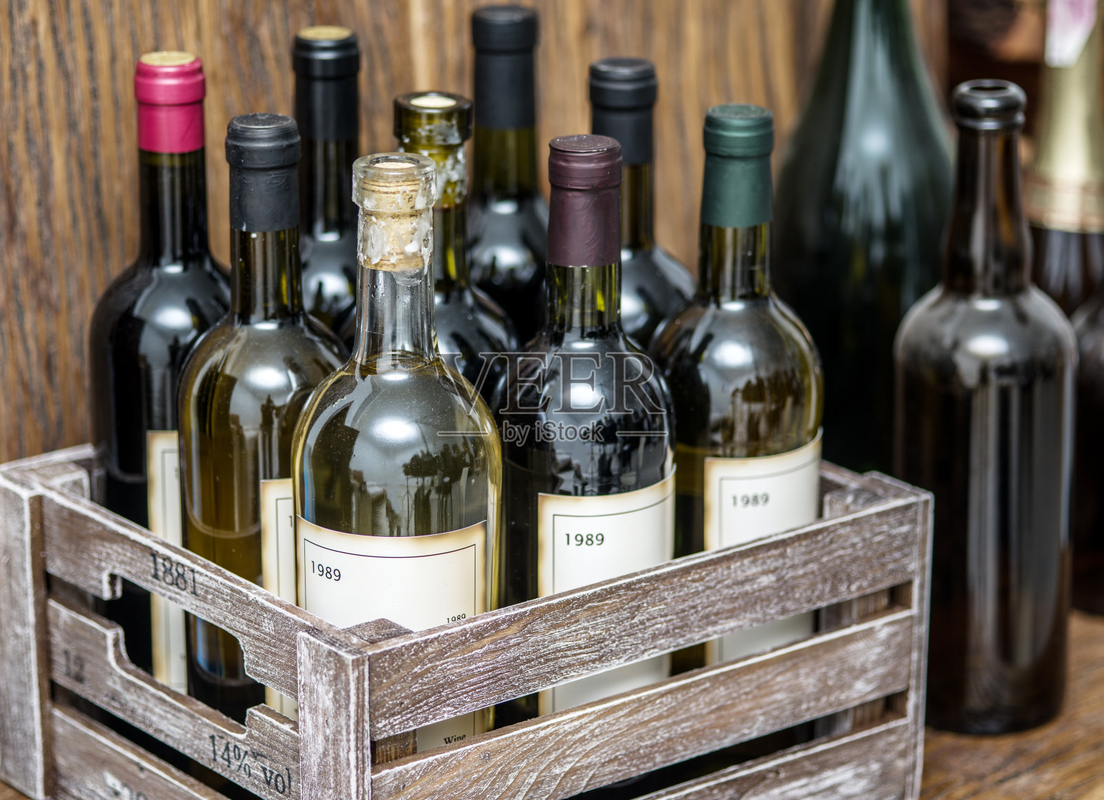 木箱里的旧酒瓶。照片摄影图片
