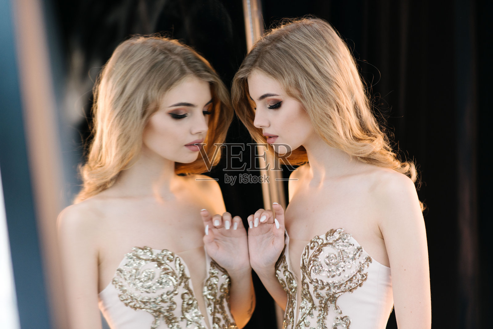 穿着漂亮衣服的年轻女孩照片摄影图片