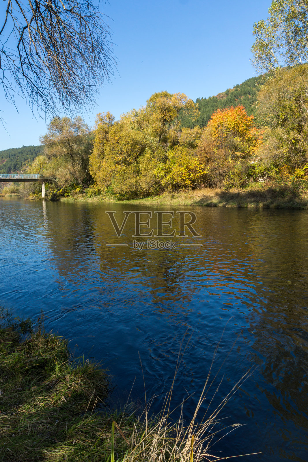 保加利亚索非亚市地区,靠近Pancharevo湖的Iskar河的秋季景观照片摄影图片