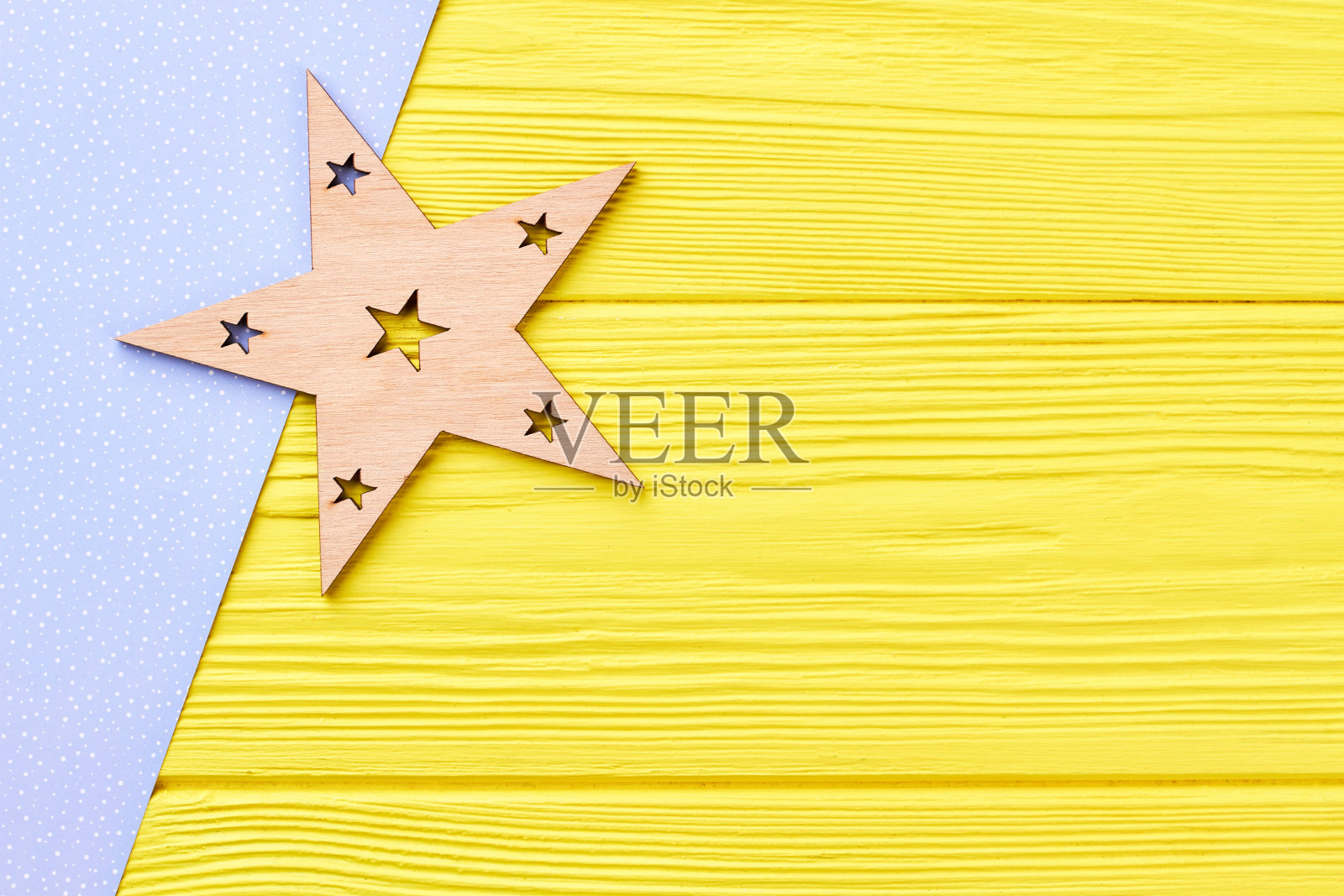 木制圣诞星和拷贝空间。照片摄影图片