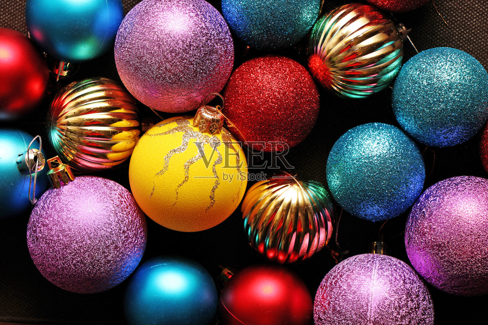 五彩缤纷的圣诞球照片摄影图片