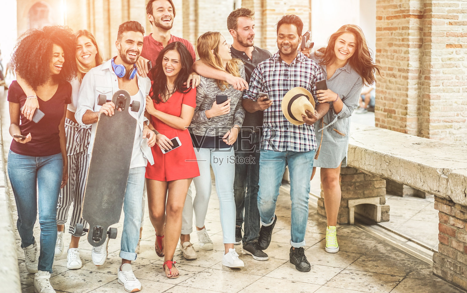 年轻朋友们在市中心快乐行走照片摄影图片