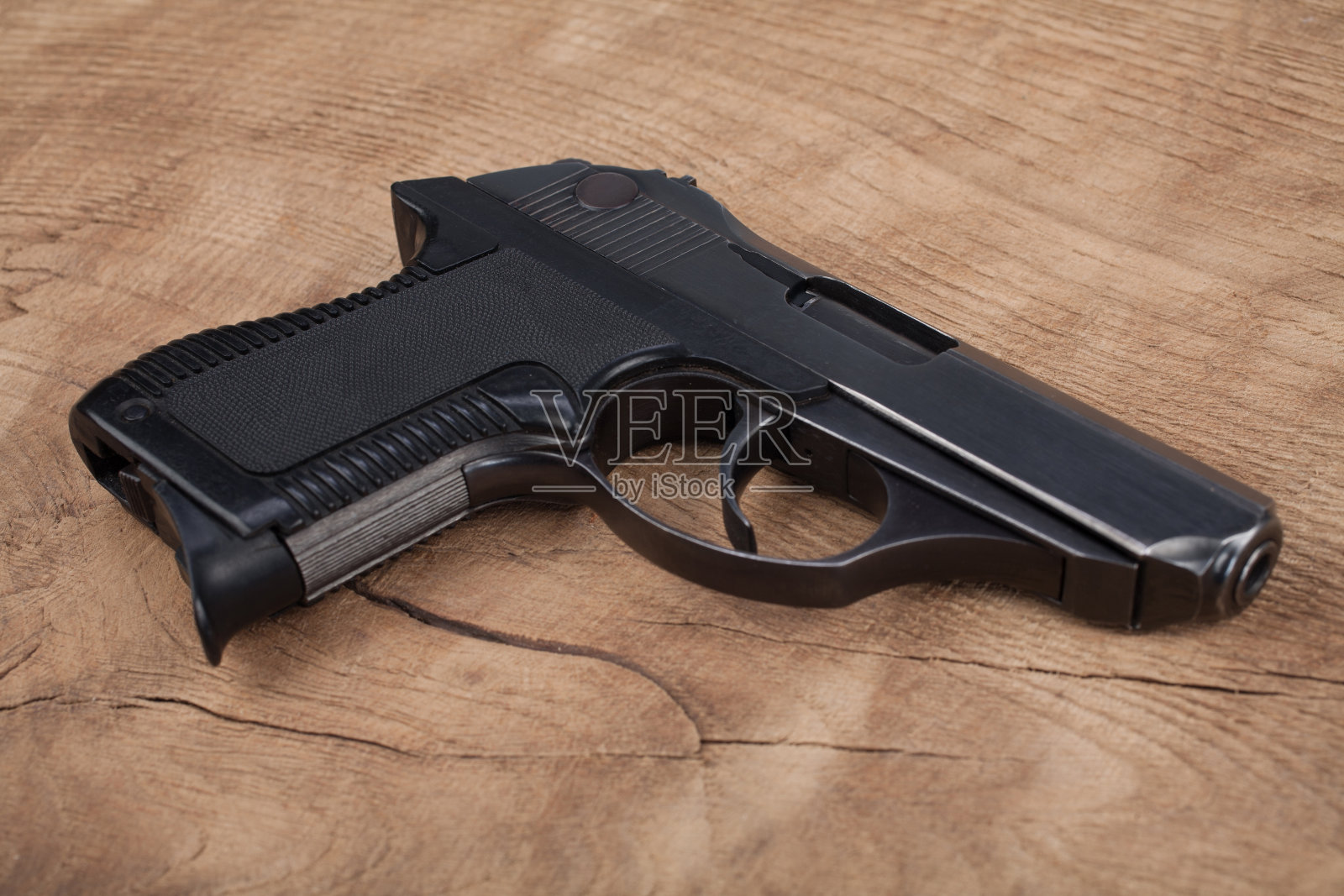 木桌上放着手枪和弹药照片摄影图片