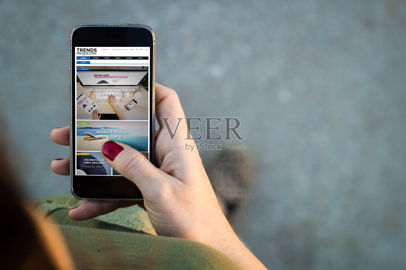 女人走路的智能手机趋势杂志照片摄影图片