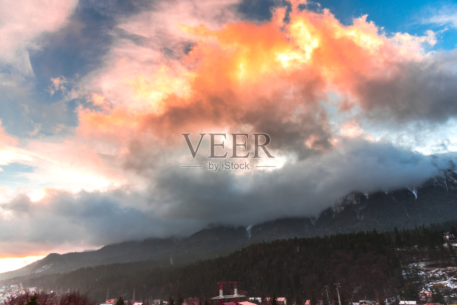 罗马尼亚布切吉山上令人惊叹的云彩照片摄影图片