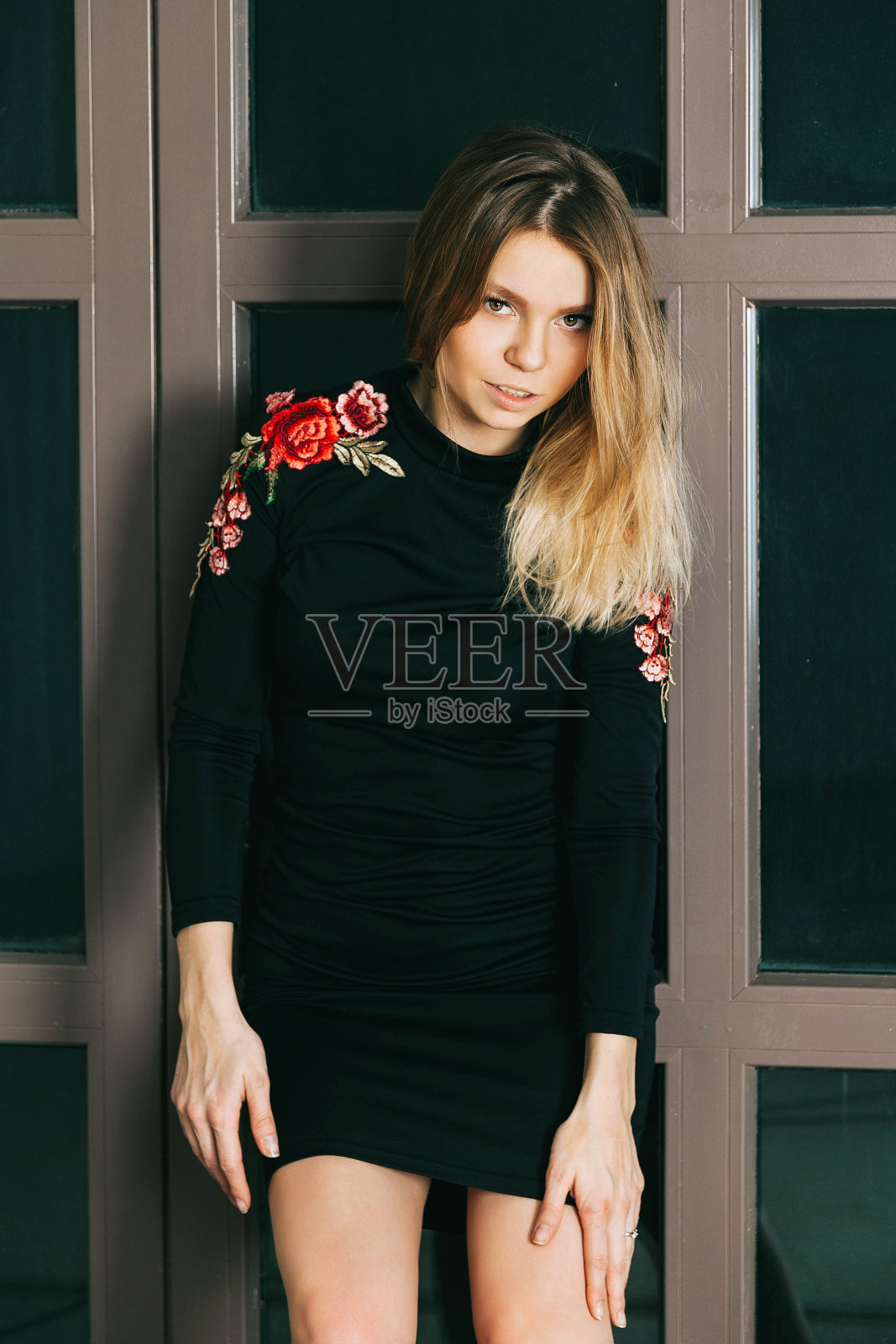 穿着黑衣服的年轻漂亮的女人照片摄影图片