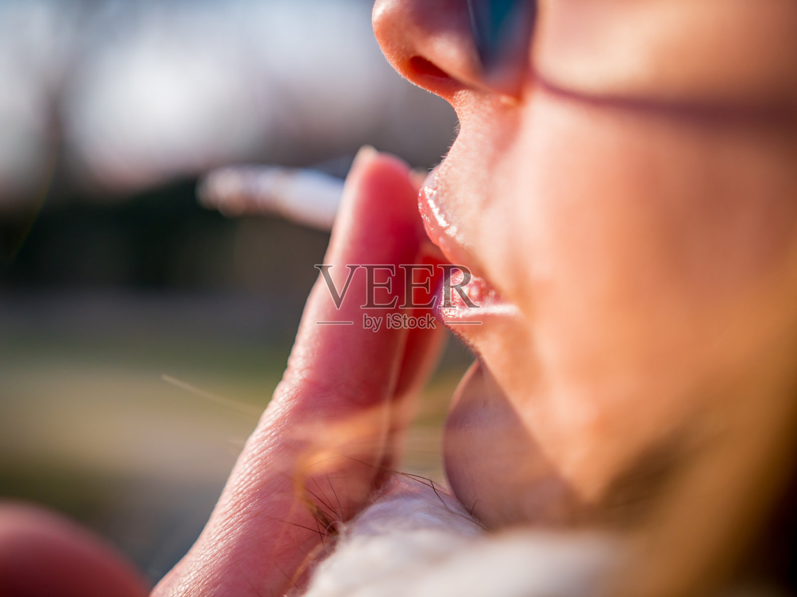 女人抽烟嘴唇特写微距镜头照片摄影图片