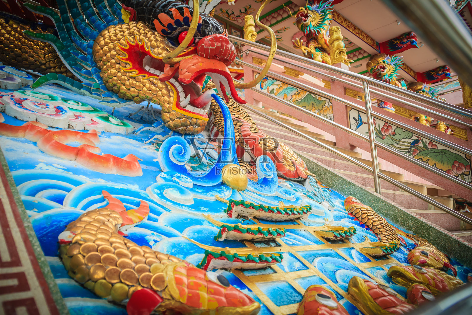 中国寺庙入口楼梯上的彩色龙雕塑照片摄影图片