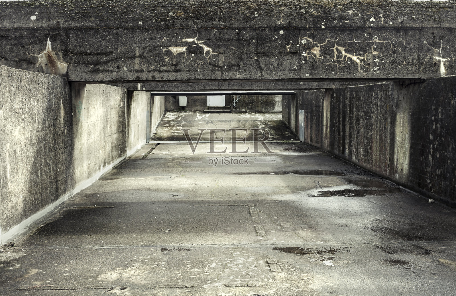 在法国圣纳扎尔的一个潜艇掩体的直混凝土墙之间的长走廊照片摄影图片