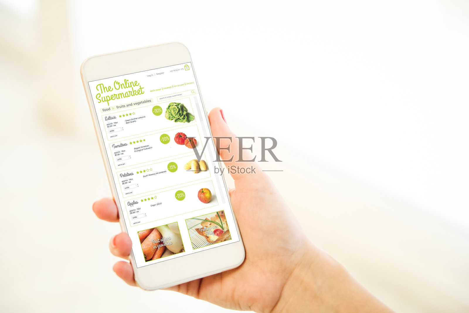 拿着粉色金色空白智能手机的女人,屏幕显示在线超市照片摄影图片