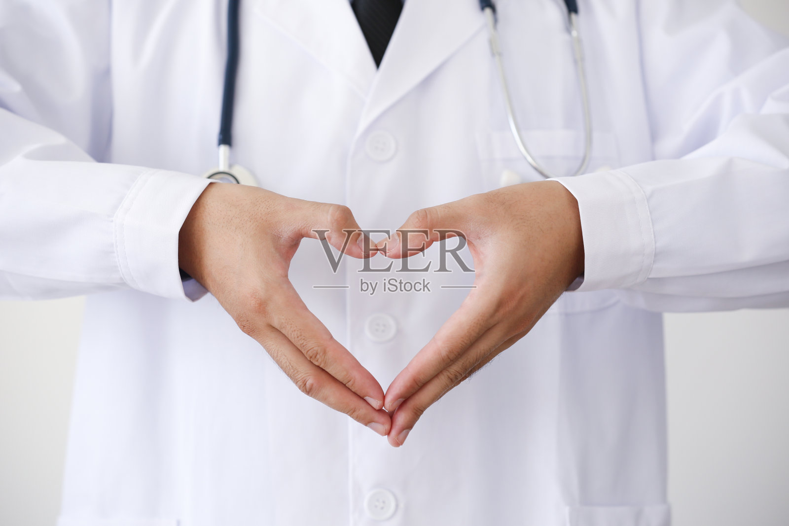 医生制作心脏形状照片摄影图片