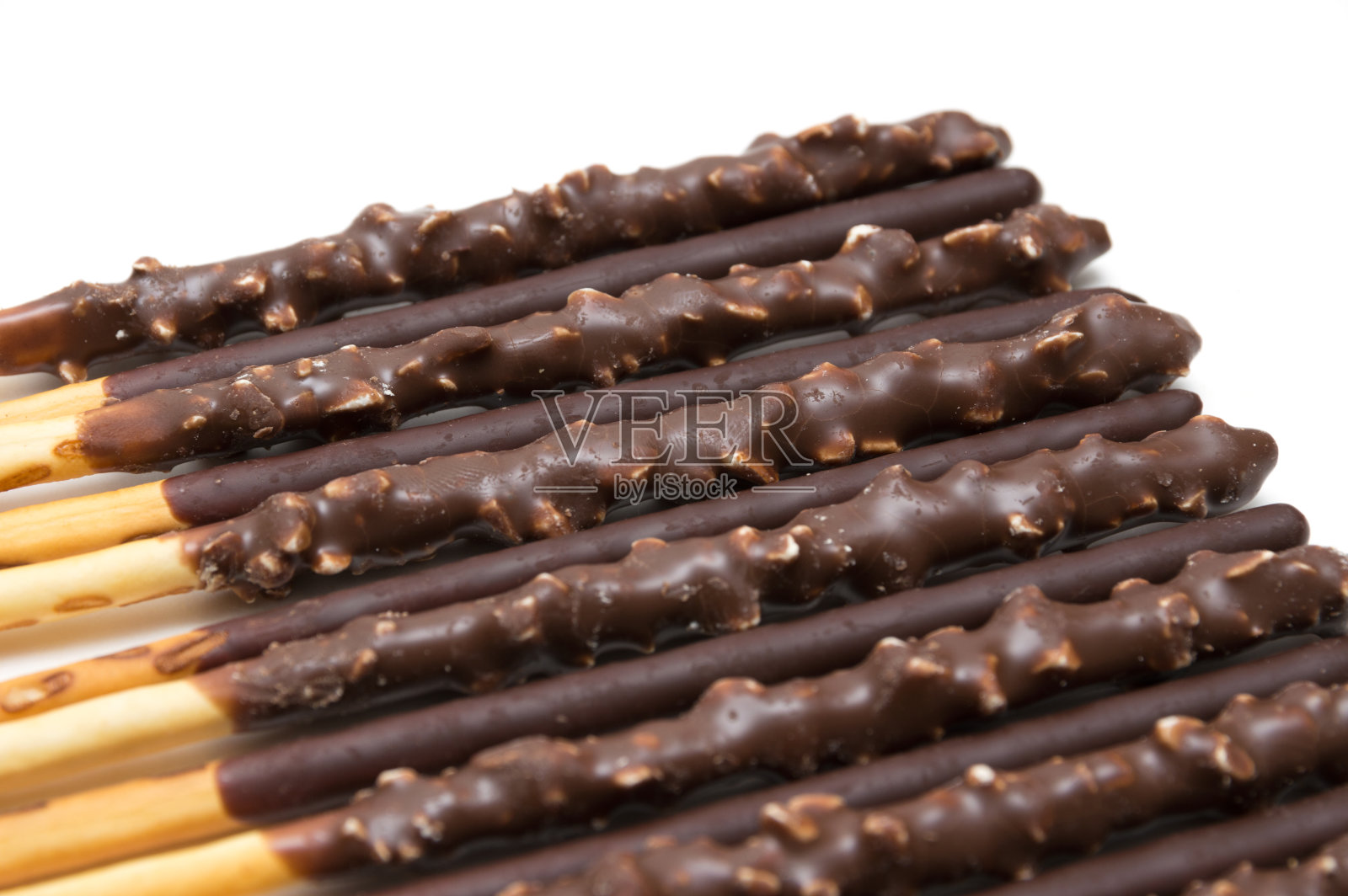 巧克力饼干棒上的白色背景照片摄影图片