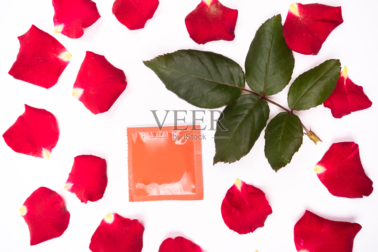 亲爱的,玫瑰,特殊的场合,连同避孕套,孤立的背景。照片摄影图片