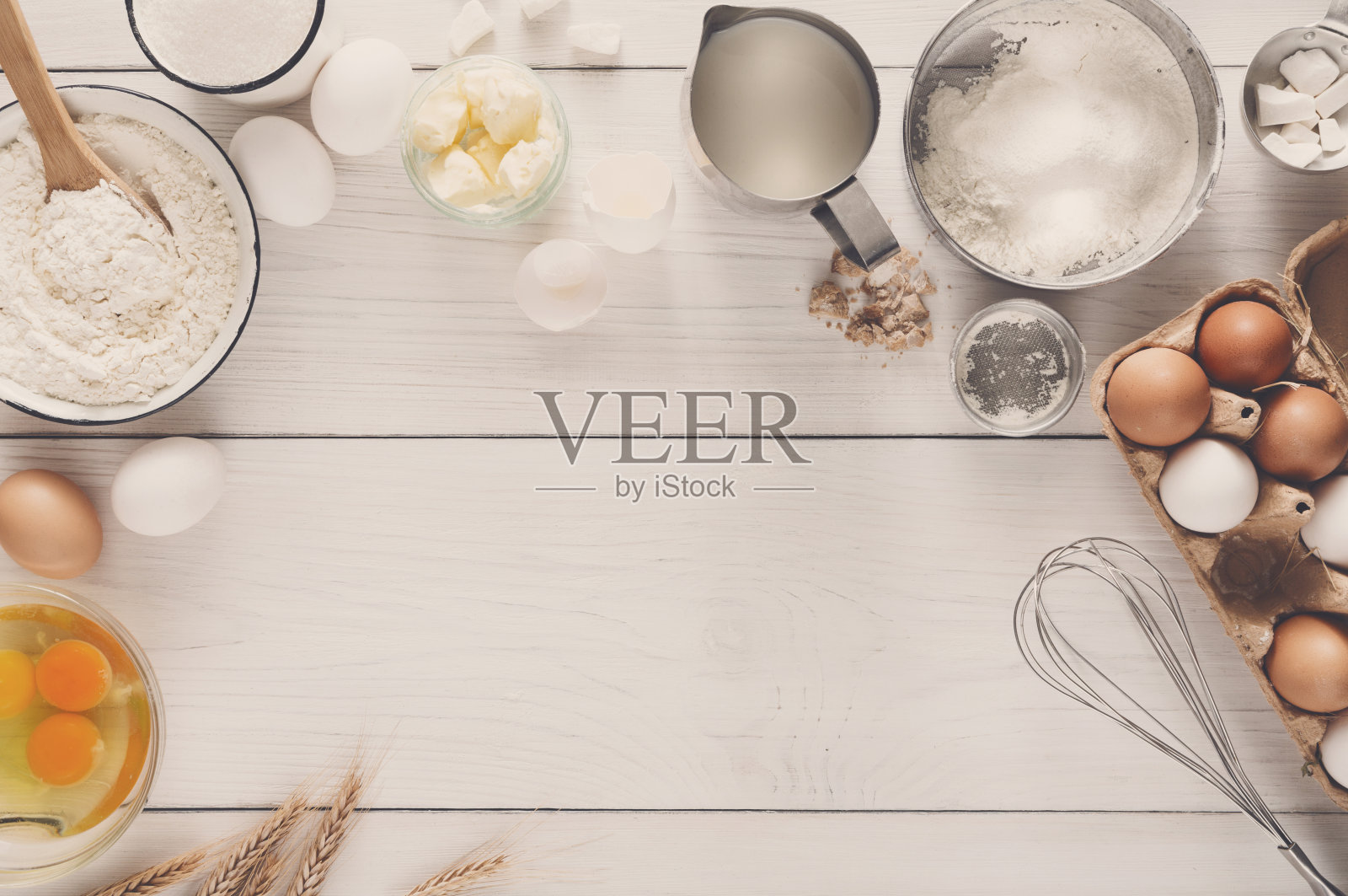 在质朴的白色背景上添加烘焙配料照片摄影图片