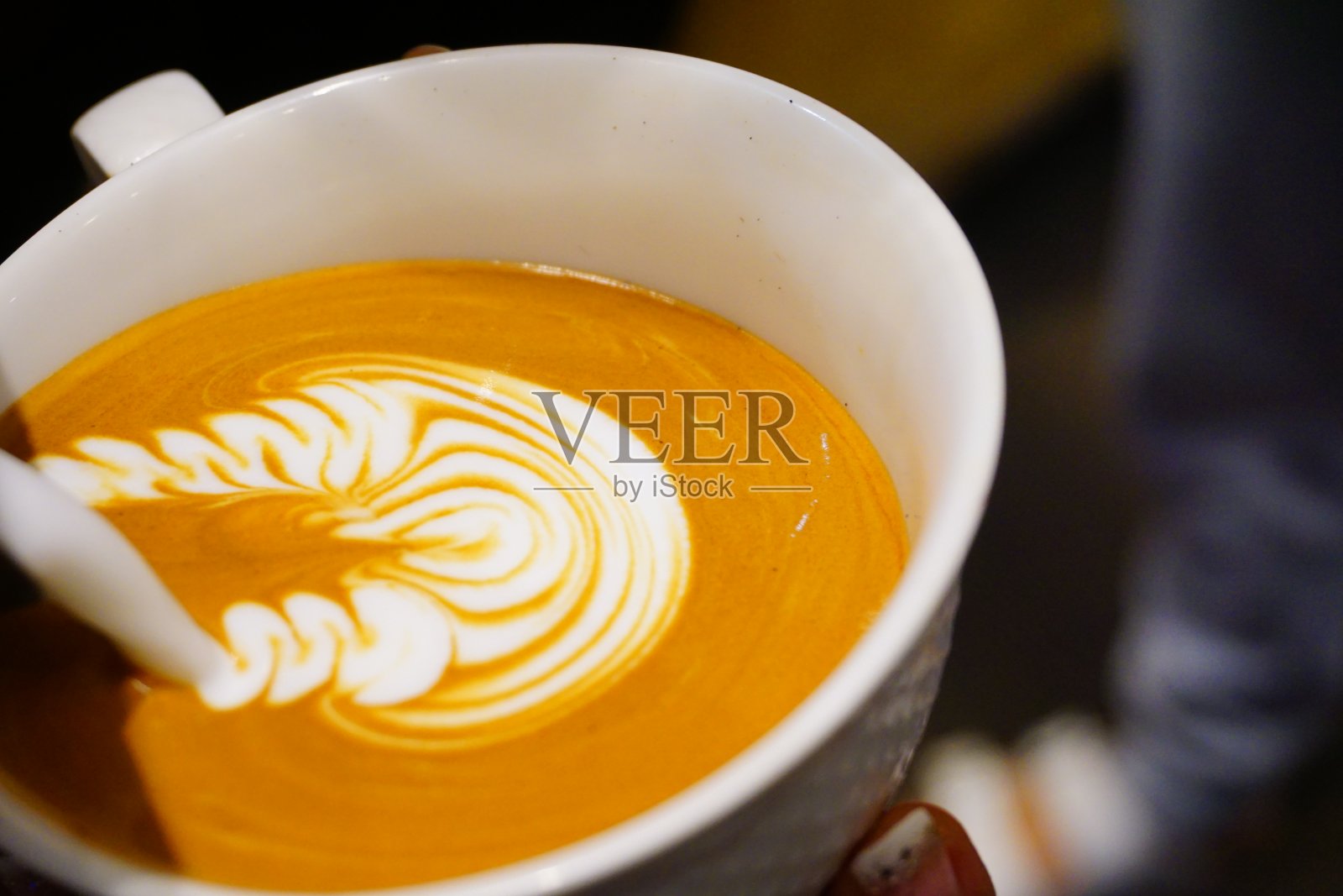 咖啡师倒拿铁泡沫艺术照片摄影图片